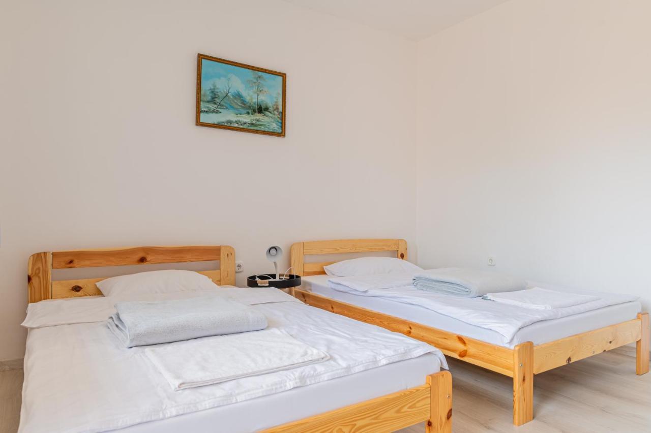 Barat Vendeghaz - Cosy - Teljes Haz Privat Udvarral - 4 Szoba, 2 Fuerdo Apartament Seghedin