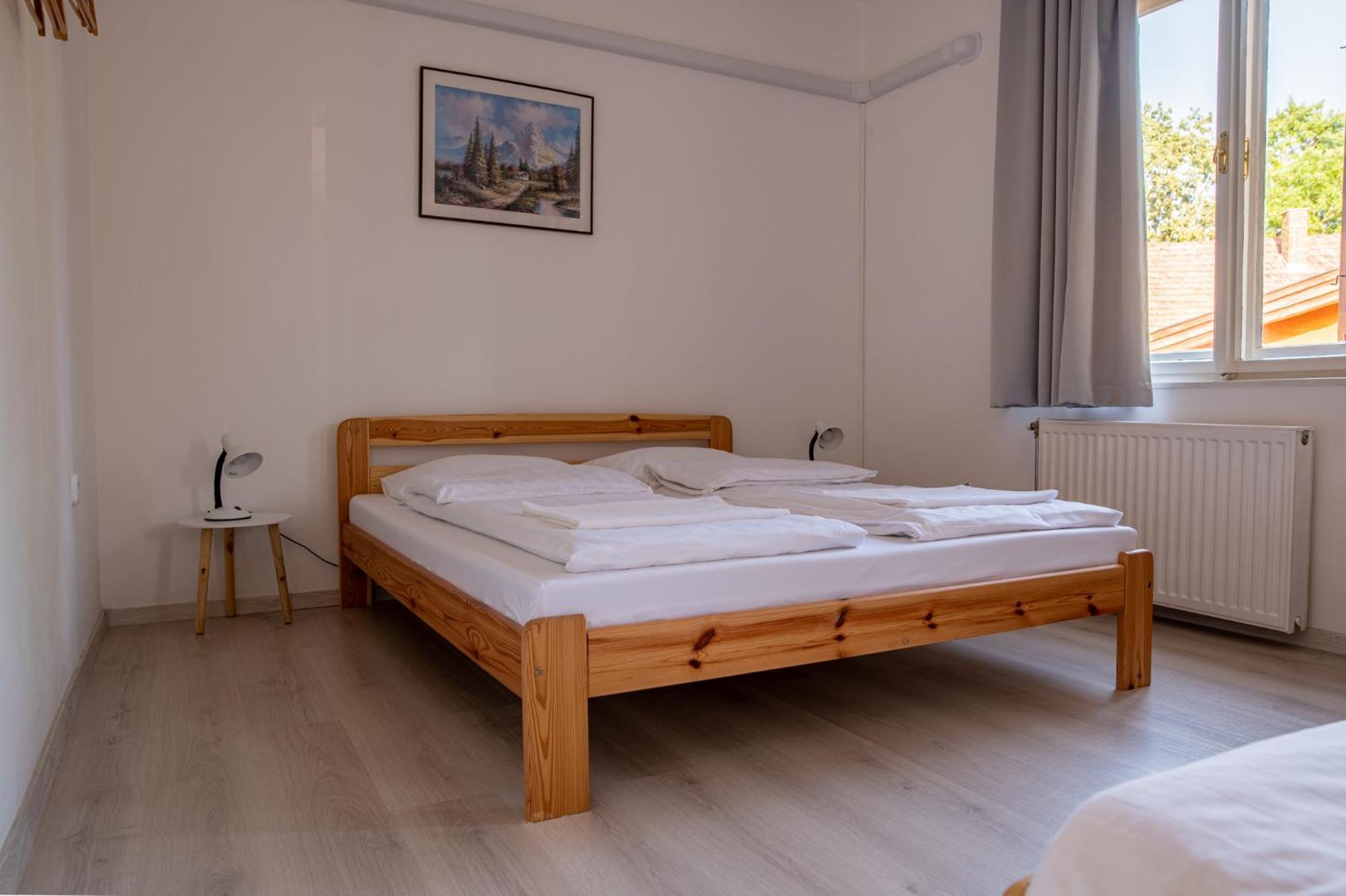Apartament Barat Vendeghaz - Cosy - Teljes Haz Privat Udvarral - 4 Szoba, 2 Fuerdo
