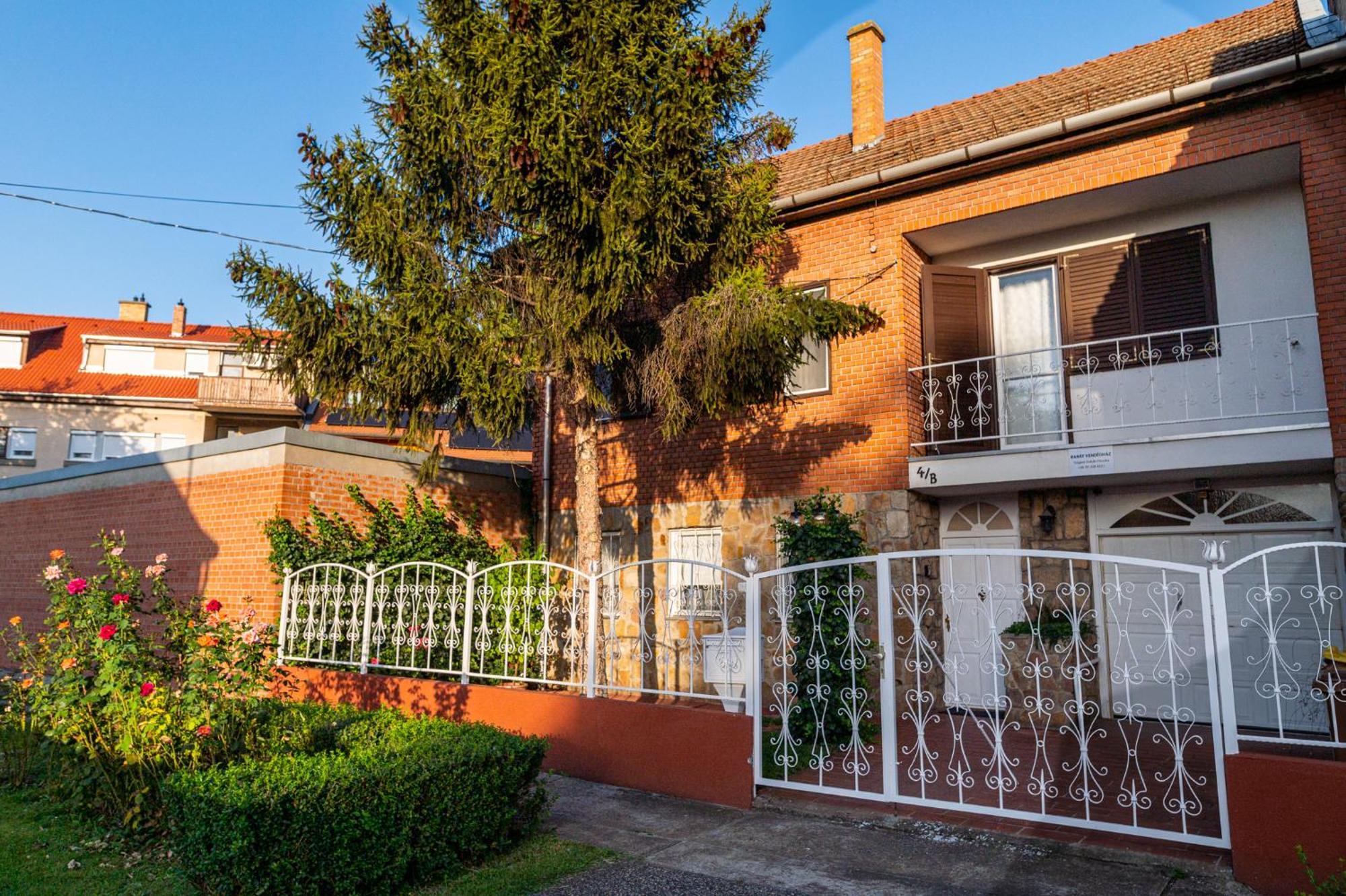 Apartament Barat Vendeghaz - Cosy - Teljes Haz Privat Udvarral - 4 Szoba, 2 Fuerdo *