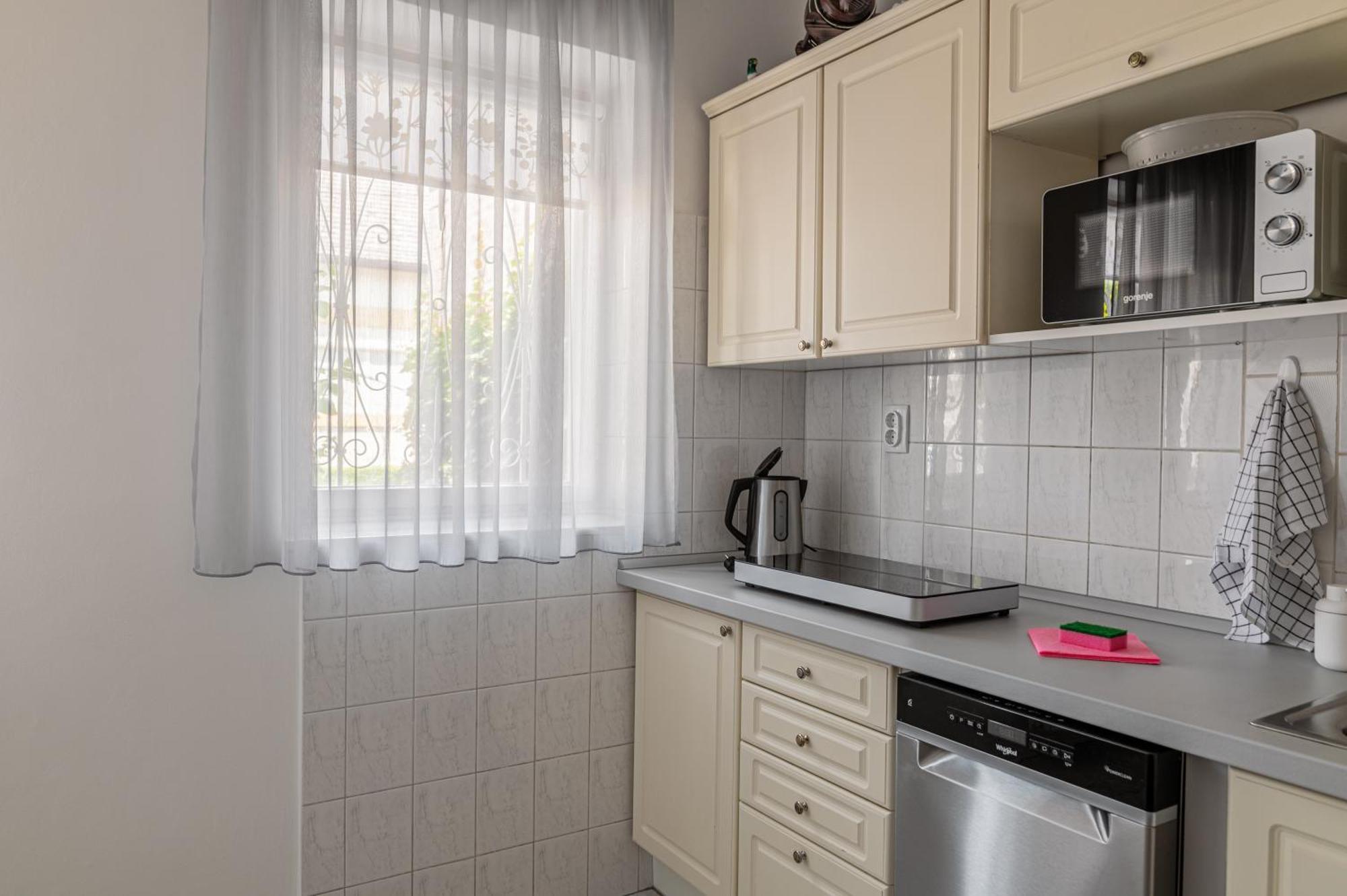 Apartament Barat Vendeghaz - Cosy - Teljes Haz Privat Udvarral - 4 Szoba, 2 Fuerdo Seghedin