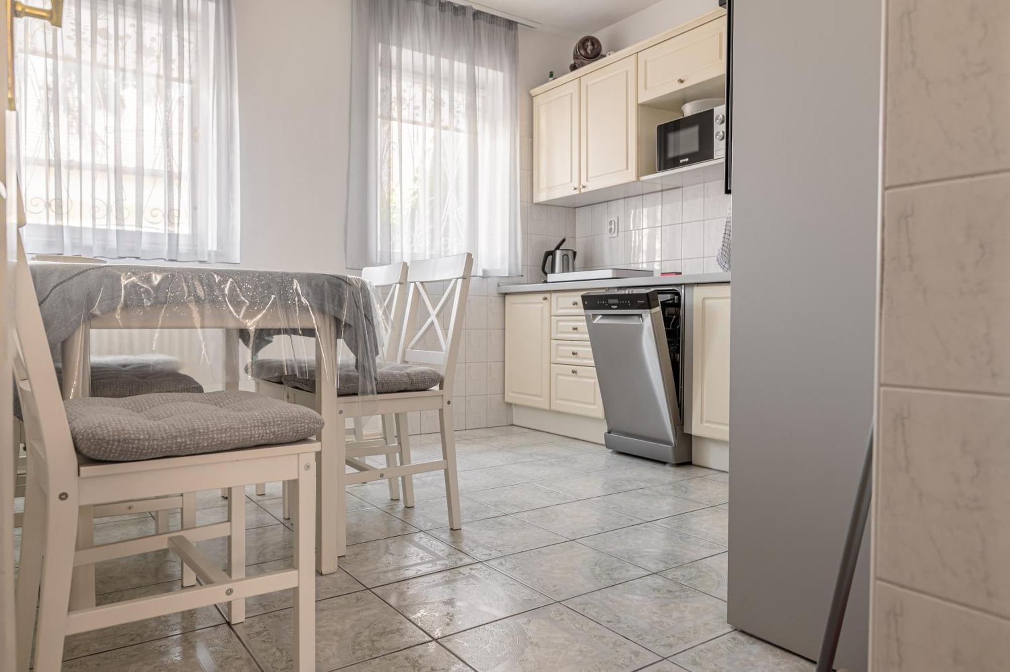 Apartament Barat Vendeghaz - Cosy - Teljes Haz Privat Udvarral - 4 Szoba, 2 Fuerdo *