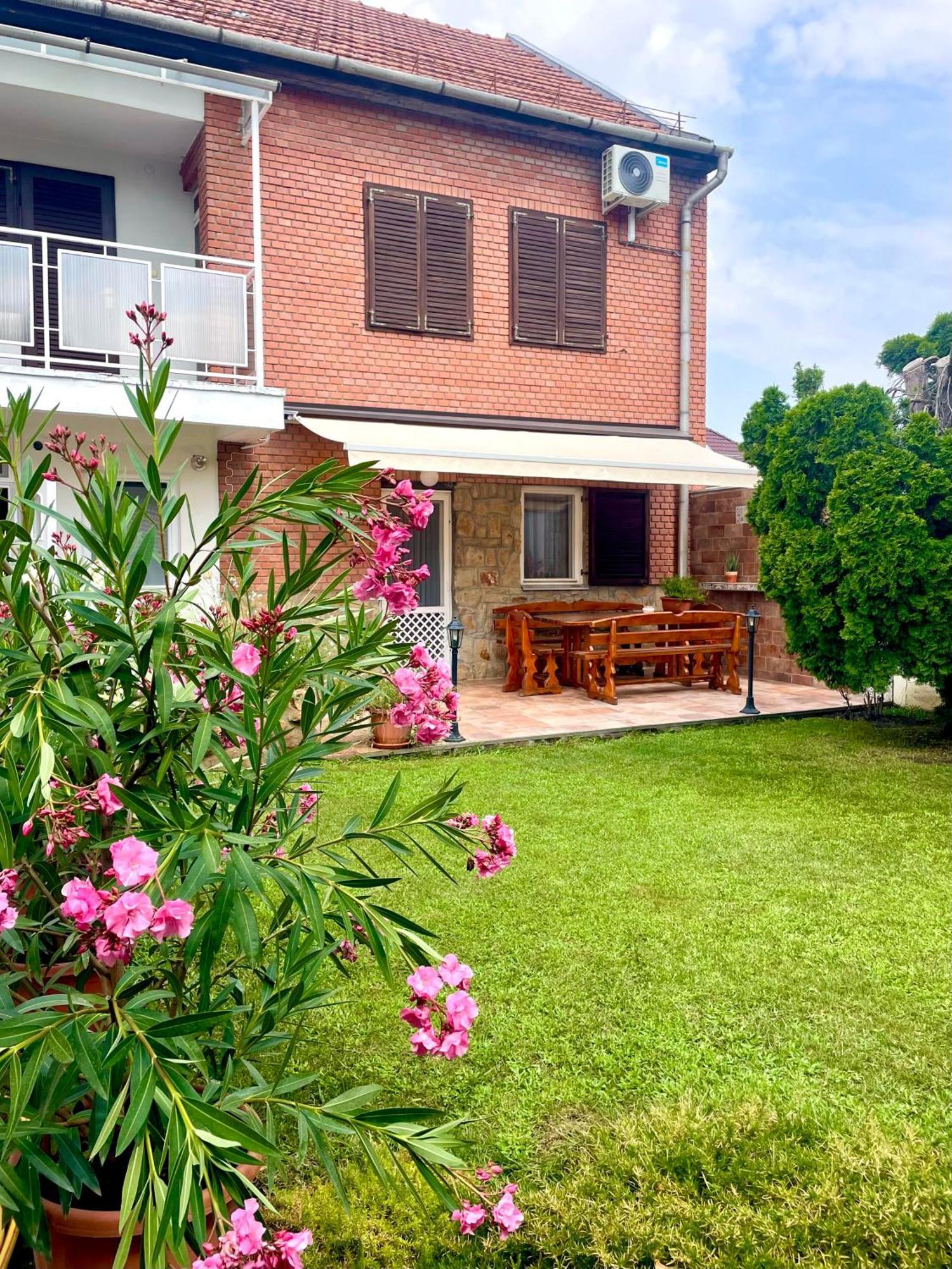 Barat Vendeghaz - Cosy - Teljes Haz Privat Udvarral - 4 Szoba, 2 Fuerdo * Seghedin