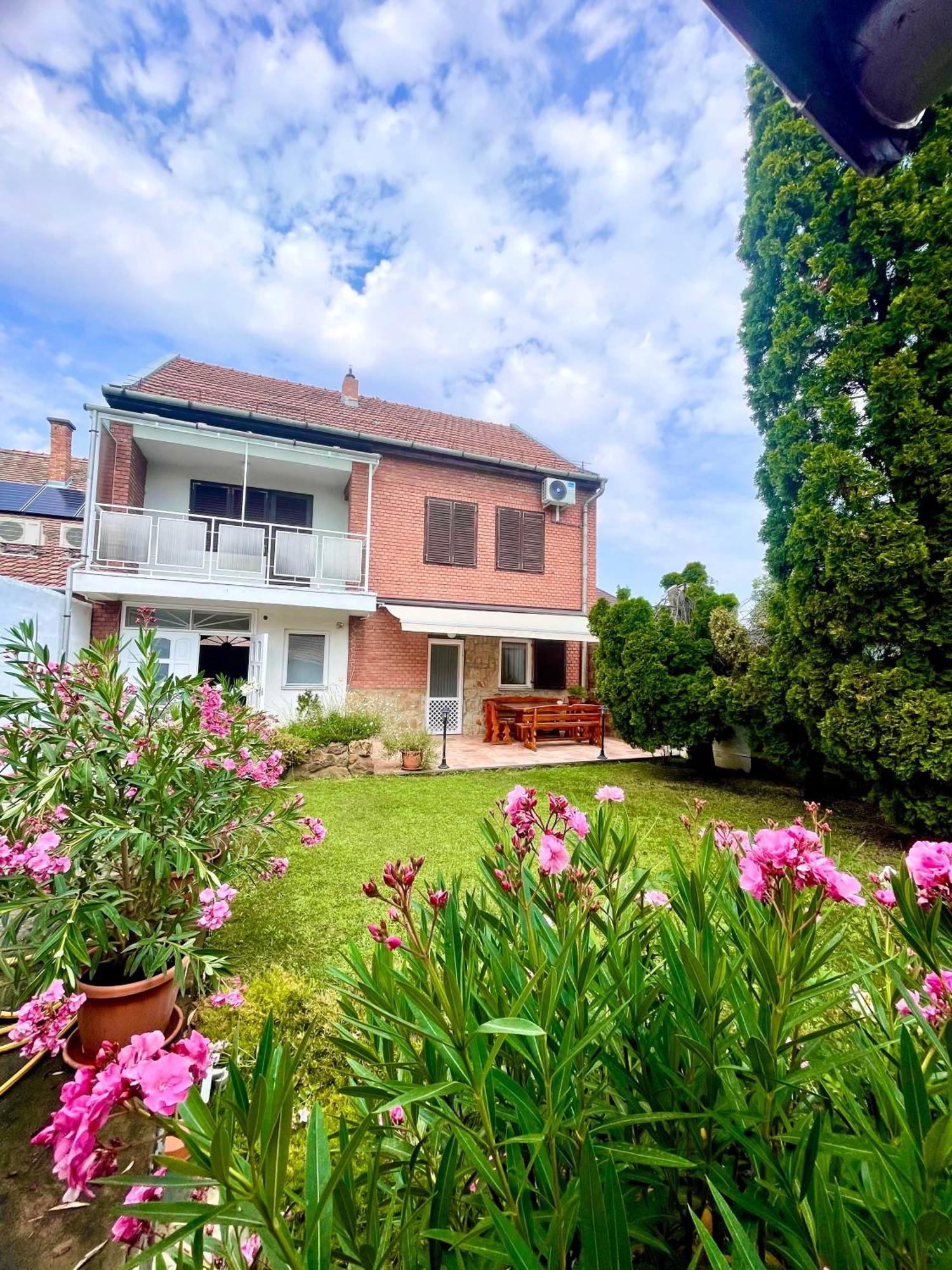Apartament Barat Vendeghaz - Cosy - Teljes Haz Privat Udvarral - 4 Szoba, 2 Fuerdo